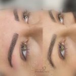 Doğal ve yüz hatlarına uygun kaş çizimi İzmir’de profesyonel microblading kaş uygulaması öncesi sonrası