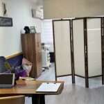 Geniş pencerelerle aydınlanan ferah iç mekan. İzmir doğal ışık alan kaş tasarım stüdyosu