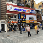 Nuray Yaprak Beauty Studio’nun Karşıyaka’daki modern dış cephesi ve giriş alanı İzmir Karşıyaka Nuray Yaprak Beauty Studio ön cephe ve giriş kapısı