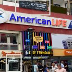 İzmir’de doğal kaş tasarımı ve kalıcı makyaj uygulamaları yapılan stüdyomuzun ön cephesi İzmir Karşıyaka Nuray Yaprak kaş ve güzellik stüdyosu dış cephe görünümü