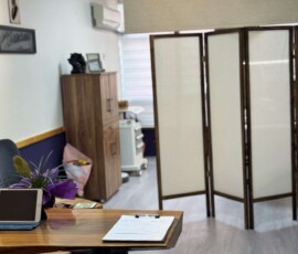Geniş pencerelerle aydınlanan ferah iç mekan. İzmir doğal ışık alan kaş tasarım stüdyosu