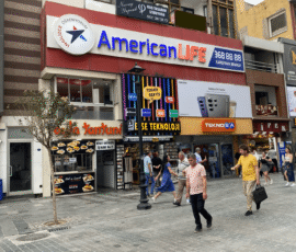 Nuray Yaprak Beauty Studio’nun Karşıyaka’daki modern dış cephesi ve giriş alanı İzmir Karşıyaka Nuray Yaprak Beauty Studio ön cephe ve giriş kapısı